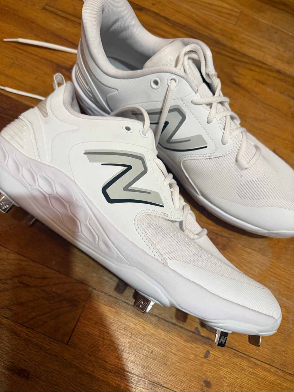 New Balance Men’s White Baseball Cleats with Silver Logo 14